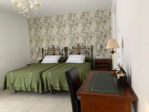 1 dormitorio con 1 cama y 1 mesa con sidra de mesa en Casa Rural Camino de la Data en Valencia de Alcántara
