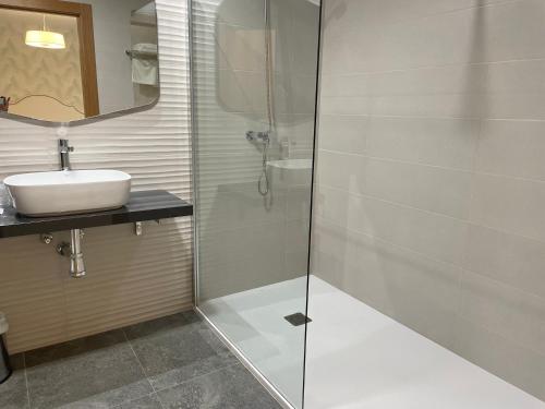 Ένα μπάνιο στο Hostal Pirineos Ainsa