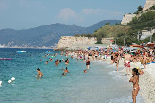 a large group of people on a beach at Hotel Crystal in Portoferraio