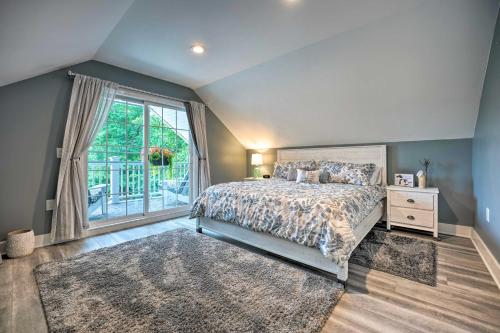 - une chambre avec un lit et une grande fenêtre dans l'établissement Apartment with Private Balcony and Shared Pool, à Benton Harbor