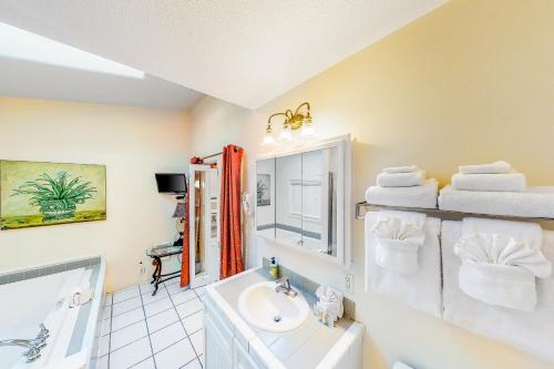 Ett badrum på Sandals Inn | Spa Suite