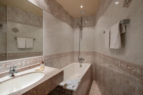 Kylpyhuone majoituspaikassa Hotel London
