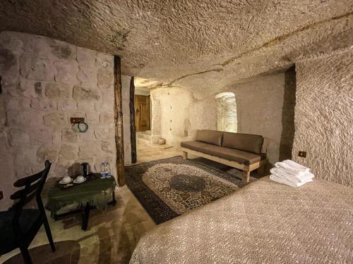 Una cama o camas en una habitación de Takunya Cave Hotel