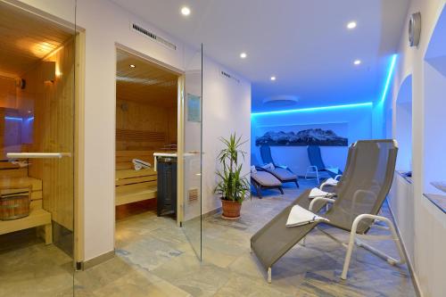 a salon appointment room with a chair and a mirror at Apparthotel Tom Sojer in Ellmau