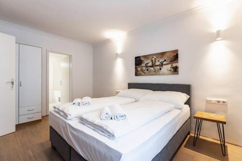 Postel nebo postele na pokoji v ubytování Chic One-Bedroom Apartment with King-Size Bed, Nestled in Vienna's Vibrant Heart