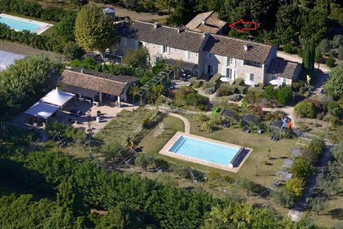 uma vista aérea de uma casa com piscina em Mas des Figues Gîte #farmstay #certifiedorganic #zeropesticide #agritourism #ecotourism #saintrémydeprovence #Alpilles em Saint-Rémy-de-Provence