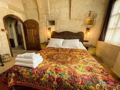 Una cama o camas en una habitación de Takunya Cave Hotel