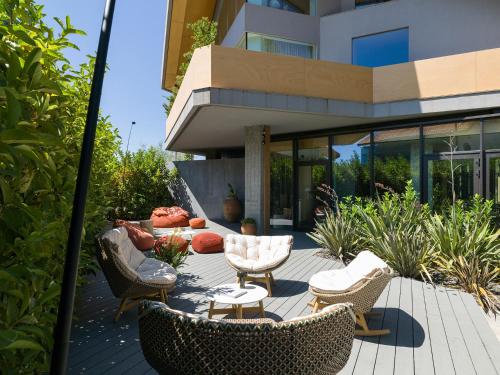 eine Terrasse mit Stühlen und Tischen vor einem Gebäude in der Unterkunft Criu Boutique Hotel in Nicolosi