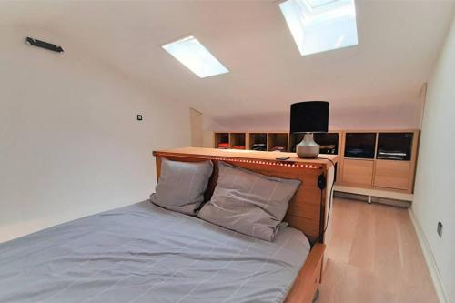 une chambre avec un lit avec une tête de lit en bois dans l'établissement Charmant appartement vue mer à 100m de la plage., à Saint-Aygulf