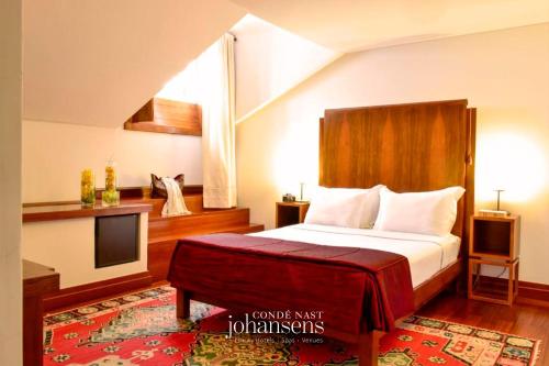 1 dormitorio con 1 cama y TV de pantalla plana en Casa Melo Alvim - by Unlock Hotels, en Viana do Castelo