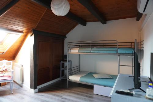 מיטה או מיטות קומותיים בחדר ב-Casa do Zé - AL