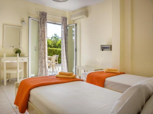 Кровать или кровати в номере Marinos Apartments