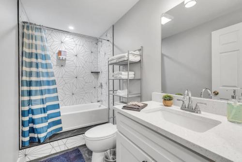 Baño blanco con lavabo y aseo en Dave and Busters, Outlets, Convention Center across street w Parking - Sleeps 15, en Atlantic City