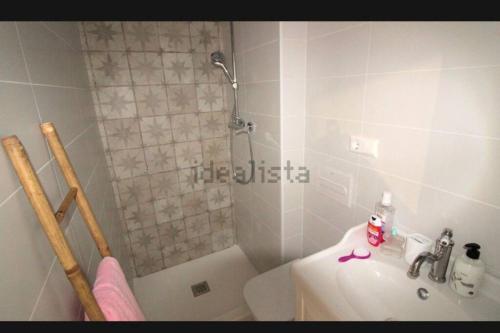 een badkamer met een douche, een toilet en een wastafel bij Apartamento en Urbanización Mezquida Javea recién reformado in Jávea