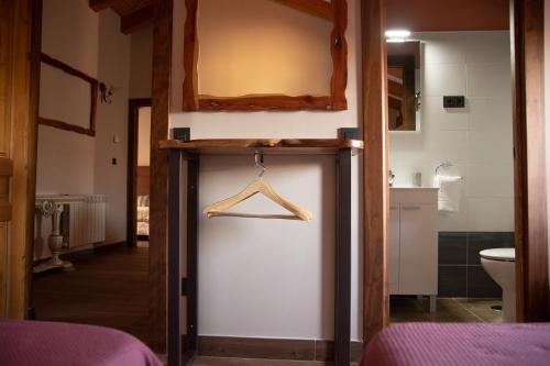 La salle de bains est pourvue d'un placard avec un cintre. dans l'établissement Casa Rural Zacarías, à Sardón de Duero