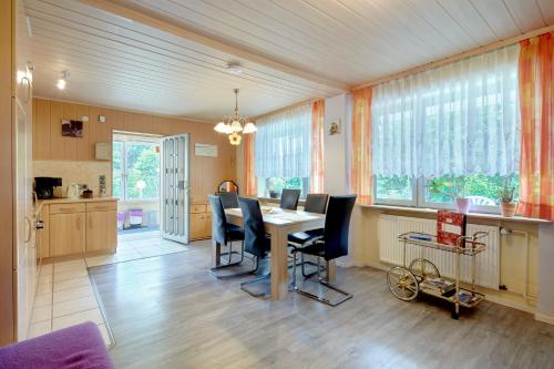 eine Küche und ein Esszimmer mit einem Tisch und Stühlen in der Unterkunft Ferienwohnung Lilly in Büdingen