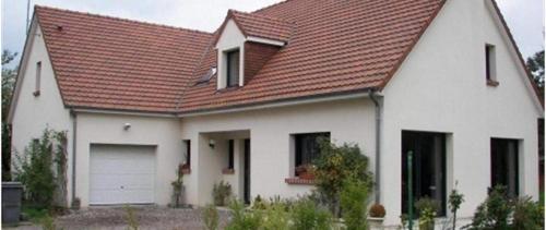 a white house with a red roof at Chambres d'Hôtes Arques en Ciel in Arques-la-Bataille