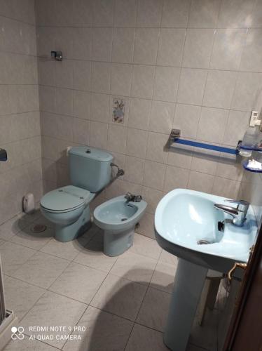 a bathroom with a toilet and a sink at Pensión Rosa in Cabezón de la Sal