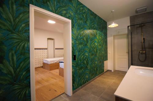 A bathroom at Magnolia Suite