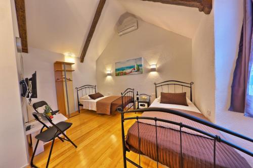 sypialnia z 2 łóżkami w pokoju w obiekcie Studio Šime w Splicie