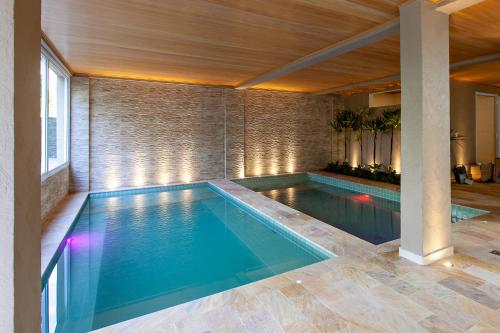 una piscina in una casa di Home Resort Palmeiras II - proximo Praia Grande a Ubatuba