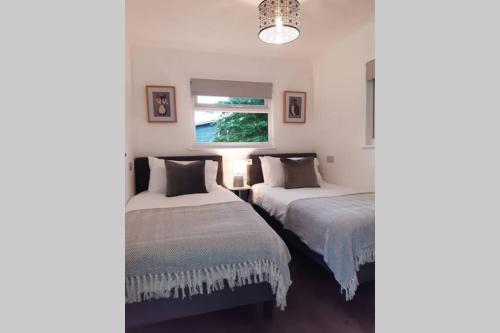 Een bed of bedden in een kamer bij Chalet 174 Glan Gwna Park Caernarfon