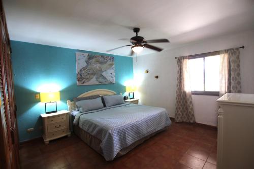 a bedroom with a bed and a ceiling fan at Villa Serenidad in Paquera