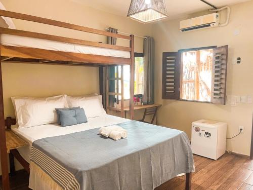 um quarto com uma cama e um beliche em Pousada Sand Farm em Prea
