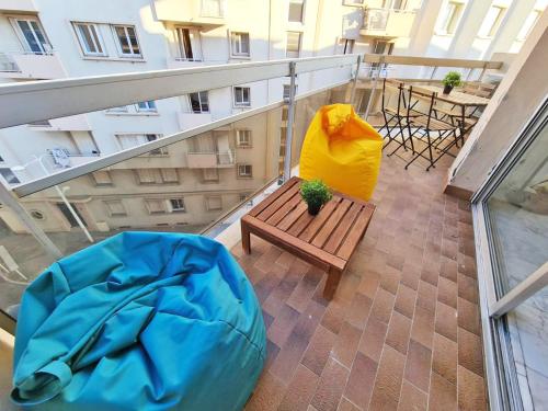 - un balcon avec un banc et une tente dans l'établissement GregBnb - T2 Pleine Ville - CLIMATISE - BALCON - 2, à Toulon