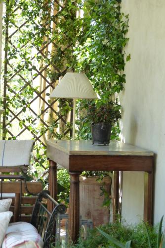 a lamp on a table with a potted plant at Villino di Porporano in Parma