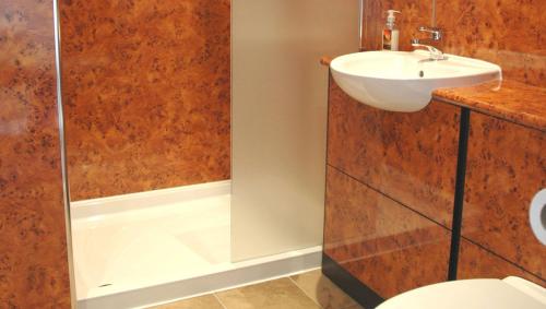 ein Bad mit einem Waschbecken, einem WC und einer Dusche in der Unterkunft Great Western Hotel Aberdeen in Aberdeen