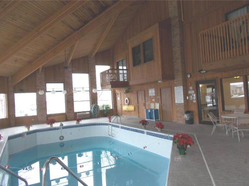 Πισίνα στο ή κοντά στο Royalton Inn and Suites, Wilmington,Ohio