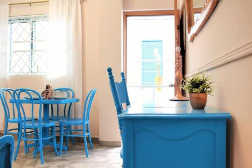 a dining room with blue chairs and a blue table at Apartment Casa Turquesa in La Paz