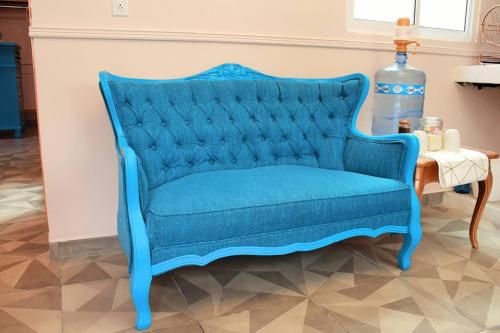 a blue chair in a room with a table at Apartment Casa Turquesa in La Paz