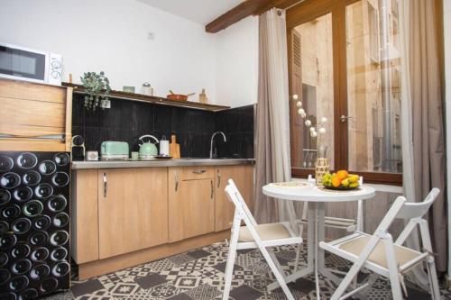 a kitchen with a table and chairs in a kitchen at Le Bohème, Cosy, Hypercentre in Grenoble