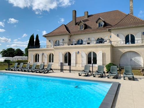 Bazén v ubytování Magnifique villa de charme avec piscine nebo v jeho okolí