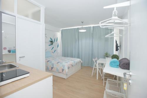 kuchnia i sypialnia z łóżkiem i stołem w obiekcie Porto Automatic w Porto