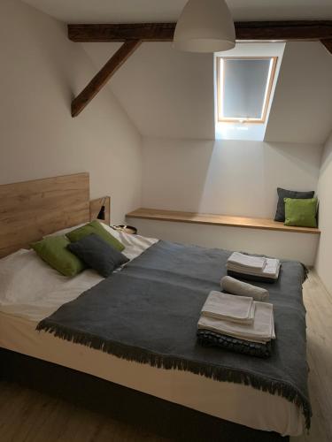 מיטה או מיטות בחדר ב-VATUS Apartmanház Vác