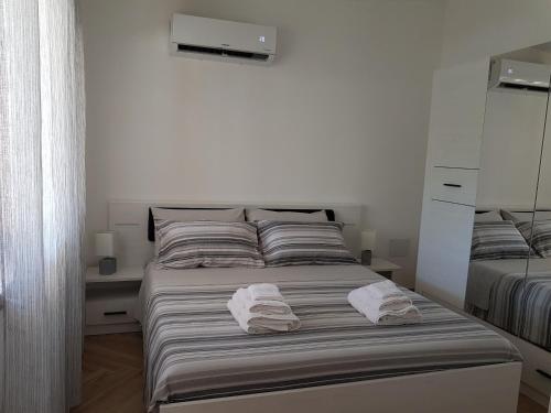 um quarto com uma cama com duas toalhas em Cottage Vacanze La Maddalena em La Maddalena