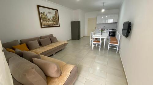 sala de estar con sofá y mesa en Adriatik Apartment, en Durrës