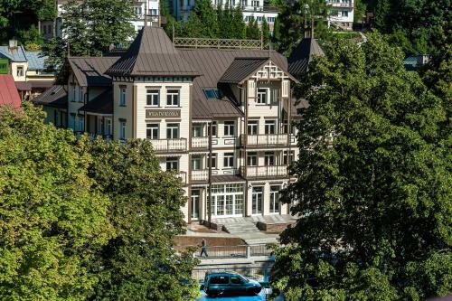 a large house in the middle of a city at Hotel Willa Tatrzańska in Krynica Zdrój