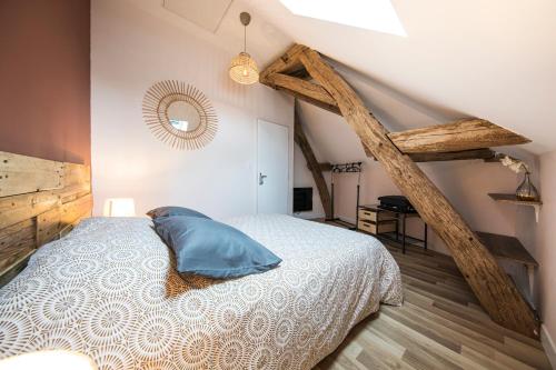 1 dormitorio con 1 cama con almohada azul en L'Atypique, charmante maison avec jardin clos, en Amboise