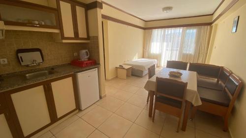 Η κουζίνα ή μικρή κουζίνα στο Oya Family Suites