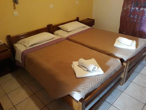 シダリにあるAggeliki Apartmentsのベッド2台が隣同士に設置された部屋です。