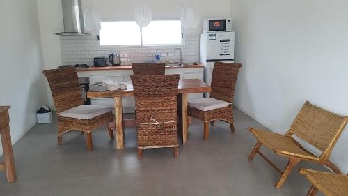 una cucina con tavolo e sedie di Hotel Terrazas del rio Negro a Pueblo Centenario