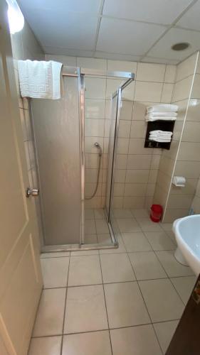 Ένα μπάνιο στο Oya Family Suites