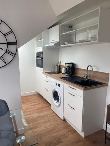 une cuisine avec un évier et une machine à laver dans l'établissement Le Poulorio 13 - T2 - Proche Gare, à Lorient