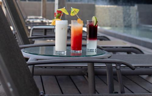 Boissons dans l'établissement Ramada by Wyndham Acapulco Hotel & Suites