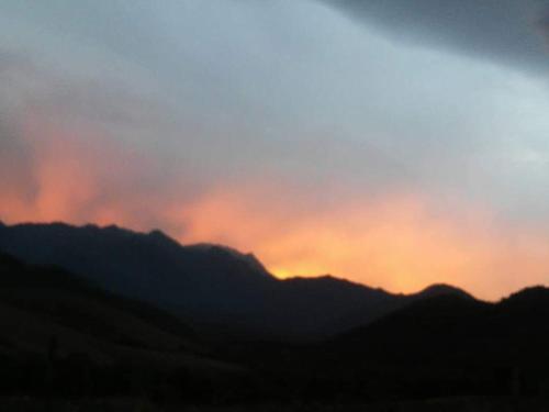 a sunset over a mountain range with the sun setting at Gran Camping Cabanas da Fazenda in Visconde De Maua
