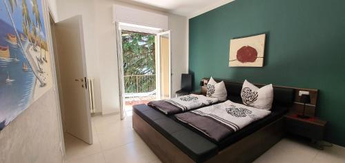 1 dormitorio con 1 cama en una habitación con ventana en Beautiful Place a Lago d'Orta, en Omegna